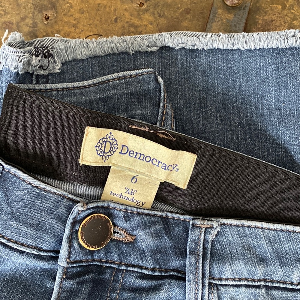Women’s size 6 Democracy “Ab” Technology bootcut frayed jeans